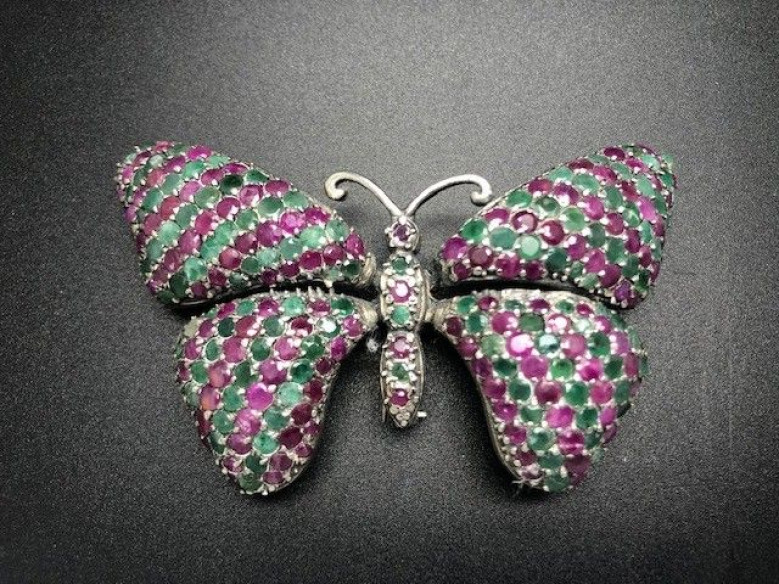 Broche mariposa plata esmeralda y rubi