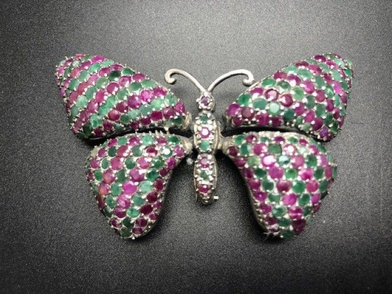 Broche mariposa plata esmeralda y rubi