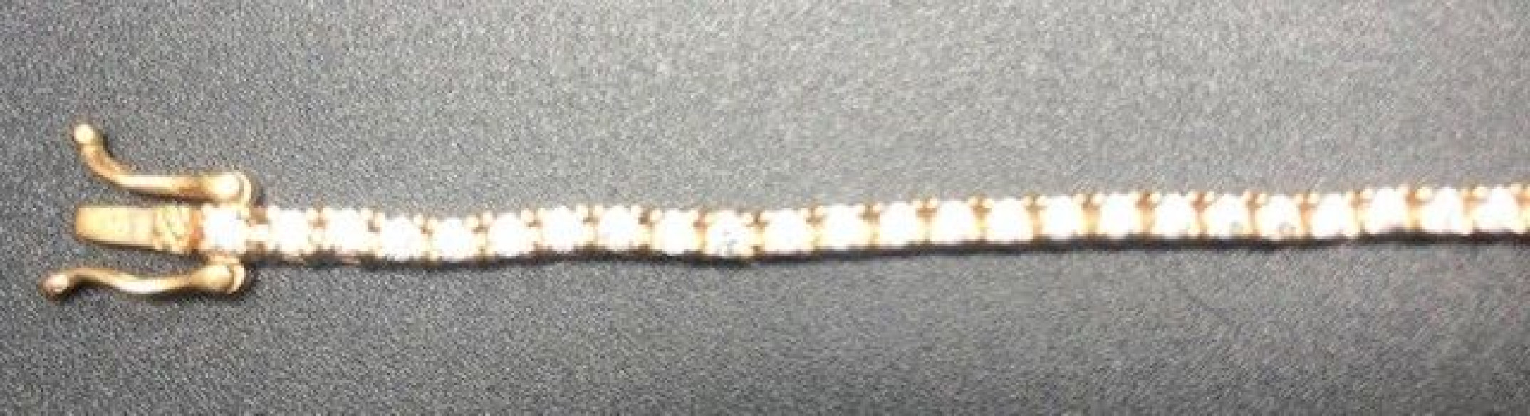 Pulsera fina dorada con circonitas redondas