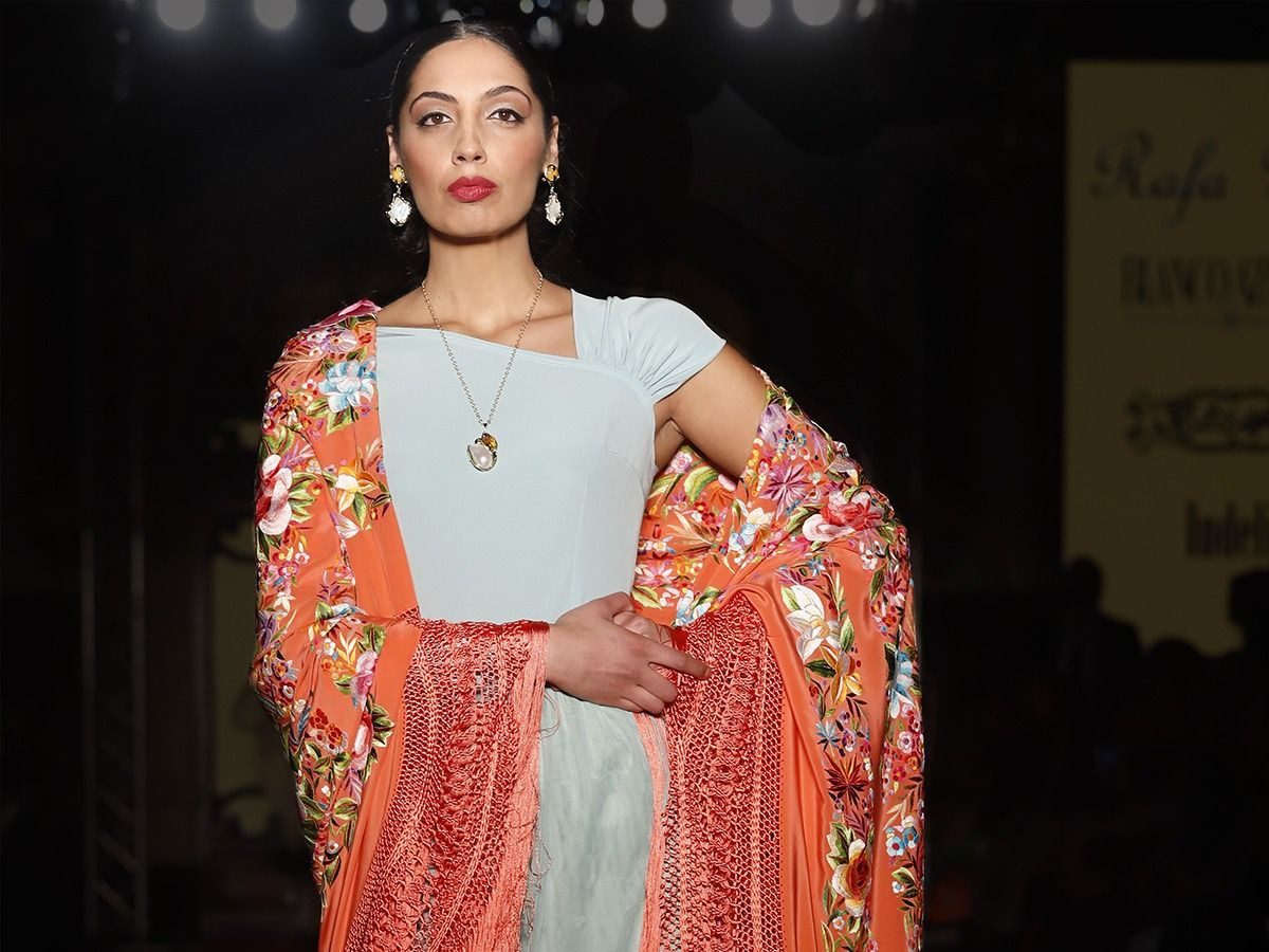5 ideas para combinar vestidos con el Mantón de Manila