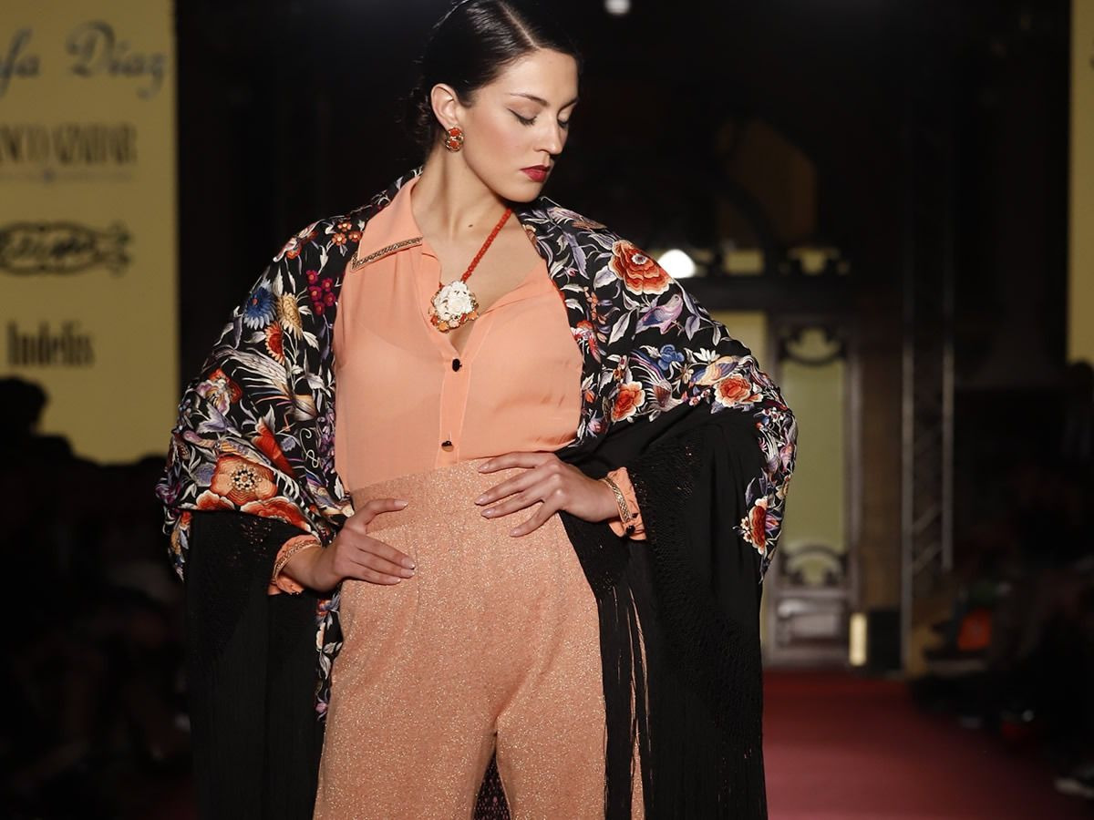 Mantón de Manila con ropa casual